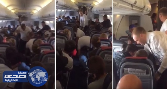 بالفيديو.. رجل مخمور يضرب امرأة على متن طائرة