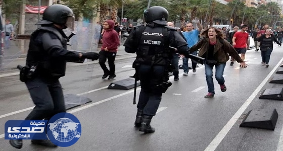بالصور والفيديو.. اشتباكات دامية بين الشرطة الإسبانية ومتظاهرين في إقليم كتالونيا
