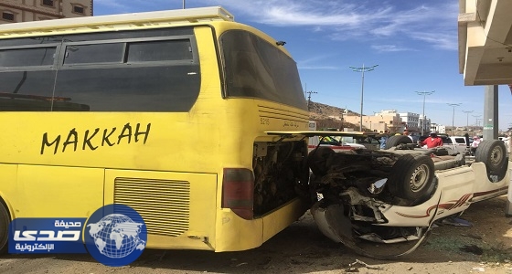 بالصور.. وفاة وإصابات في حادث بين باص طالبات وسيارة بالباحة