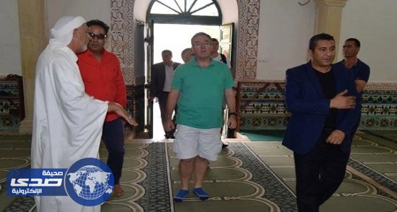 سفير لندن بالجزائر يتجول بالشورت داخل مسجد