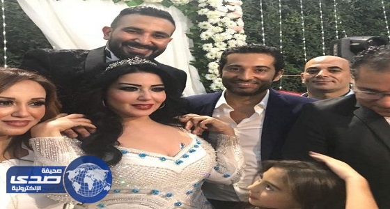 بالصور.. سمية الخشاب ترتدي فستانًا قديمًا في حفل زفافها على أحمد سعد