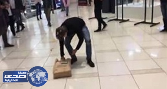 بالفيديو.. سيدة تنهال على زوجها بالضرب عقب اكتشافها خيانته لها