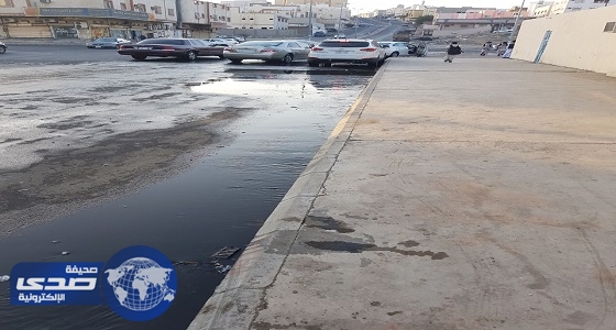 بالفيديو والصور.. طفح مياه الصرف الصحي يعيق دخول طلاب ابتدائية بمكة