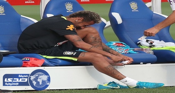 بالصور.. نيمار يغادر تدريبات البرازيل بعد إصابته