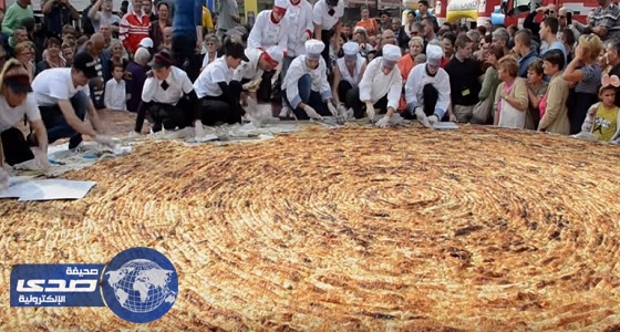 طباخون في البوسنة يدخلون موسوعة جينيس بأكبر فطيرة بوريك