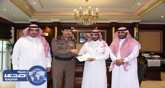 وزير الداخلية يكرم مواطن أنقذ أسرة من الحريق