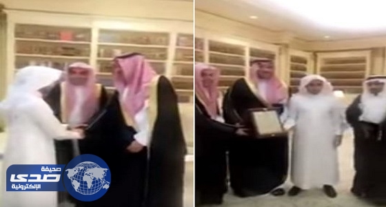 ​بالفيديو.. فيصل بن سلمان يكرم بطل المسابقة الدولية لحفظ القرآن