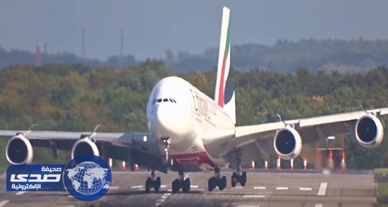 بالفيديو.. انزلاق أضخم طائرة إماراتية في العالم أثناء الهبوط