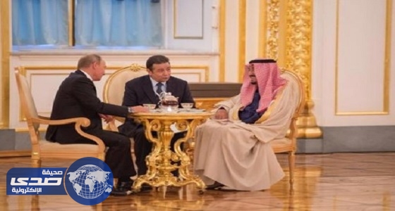 بالصور.. بوتين يقدم الشاي للملك سلمان في الكرملين