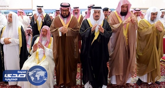 بالصور.. أمير الرياض يؤدي صلاة الميت على &#8221; السدلان &#8220;