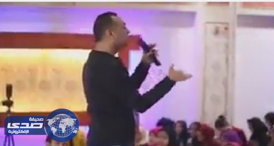 بالفيديو.. معلم يدرس لطلابه بطريقة المهرجانات الشعبية