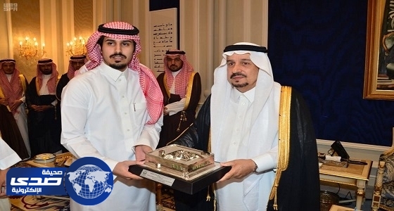 فيديو| لحظة تسلم منقذ محطة الوقود هدية أمير الرياض
