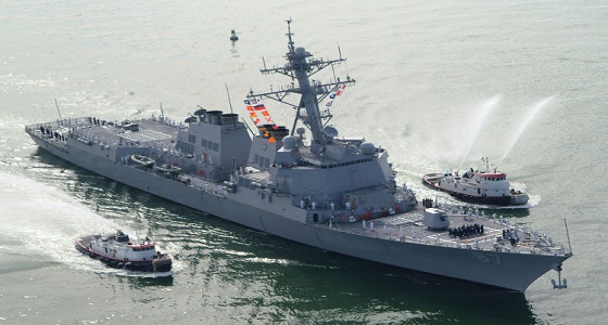مدمرة أمريكية تساعد سفينة إيرانية هاجمها قراصنة