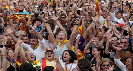 بالفيديو والصور.. الآلاف يحتفلون بانفصال إقليم كتالونيا