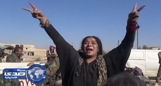بالفيديو والصور.. سورية تمزق ثيابها وتقبل الجنود بعد تحريرها من ” داعش “
