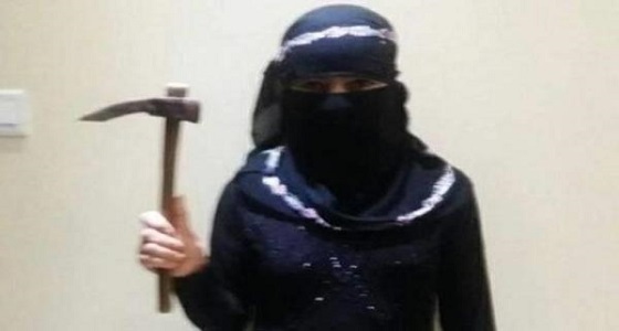 فتاة يمنية تشج رأس قيادي حوثي بضربة فأس