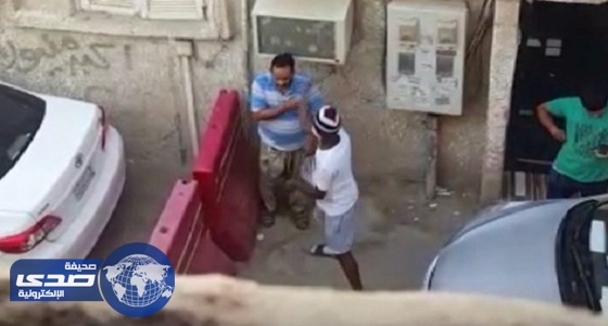 بالفيديو.. سرقة وسطو على عامل مقيم في وضح النهار بالرياض