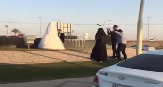فيديو| عروسان يلتقطان صور تذكارية بجوار نافورة بالقويعية وسط تجمهر المارة