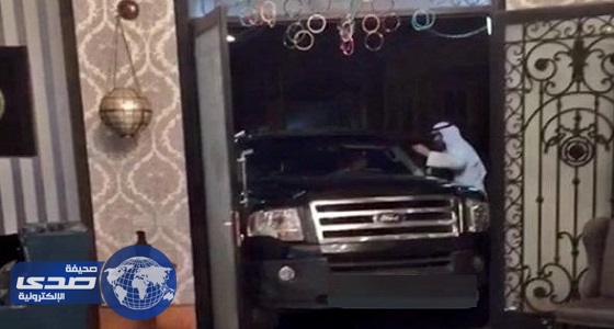 بالفيديو والصور.. سائق يقتحم منزلاً بسيارته