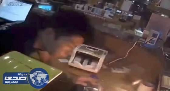 بالفيديو.. انفجار هاتف آي فون بيد عامل في متجر