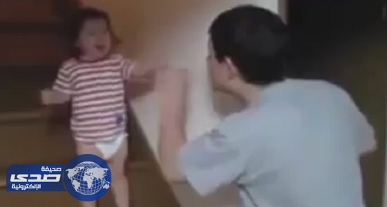 فيديو طريف لطفلة تتشاجر مع والدها لرفضه خروجها