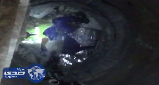 فيديو.. مدني الخرج ينتشل جثة عامل سقط في الصرف الصحي