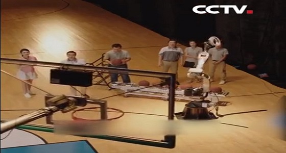 بالفيديو.. أمريكي يتفوق على روبوت في مسابقة قذف الكرة نحو السلة