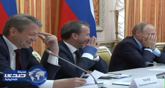 بالفيديو.. بوتين ينفجر من الضحك لعلمه بتصدير الخنزير لأندونيسيا