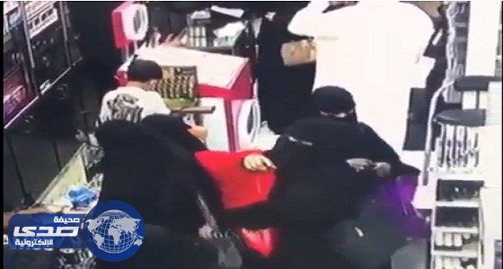  بالفيديو .. فتيات يسرقن الزبائن في سوق طيبة بالرياض