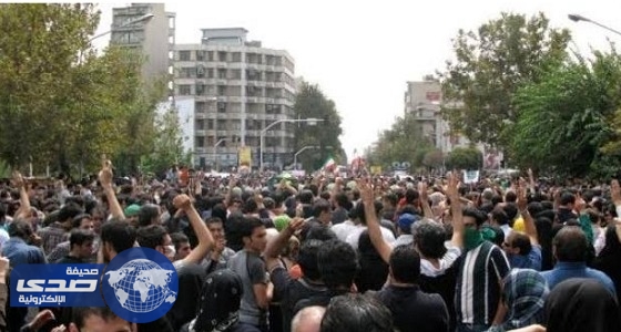 تظاهر آلاف الإيرانيين ضد النظام سارق أموالهم