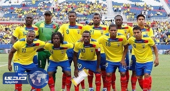 وقف 5 لاعبين من منتخب الاكوادور بعد خسارة الارجنتين