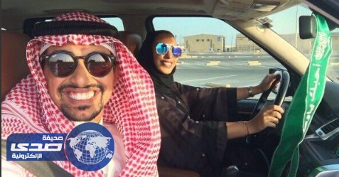 مواطن يجلس بجوار زوجته وهي تقود السيارة