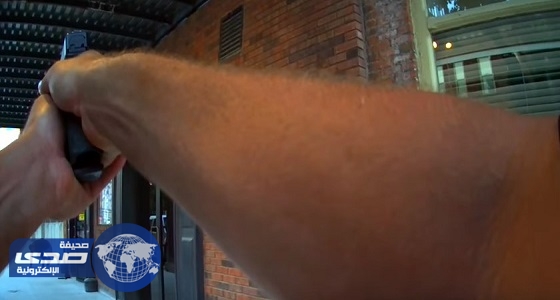 بالفيديو.. شرطي يطلق النار على فنان أثناء تصوير مشهد سرقة بنك