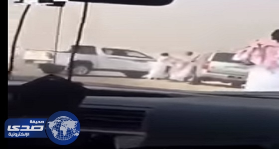 فيديو| مشاجرة جماعية بين مواطن ومالك إبل لتوقيفه طريق الرياض- الأحساء