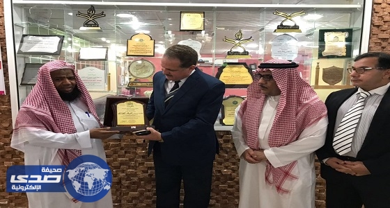 بالصور.. مجمع الفرقان الخيرى بالرياض يكرم ” العزازي “