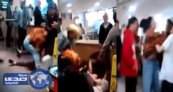 بالفيديو.. شجار عنيف بين فتاتين بأحد المطاعم على شاب