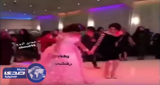 بالفيديو.. فتاتان تخطفان الأضواء برقصتهما المثيرة مع العروس