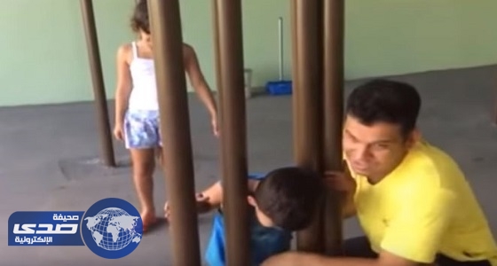 بالفيديو.. أب يحاول تحرير رأس ابنه من القضبان بطريقة غبية
