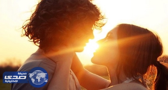دراسة: القبلة تفضح طبيعة العلاقة بين الزوجين
