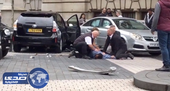 بالصور.. الشرطة البريطانية تحتجز رجلا بعد إصابة 11 شخصا