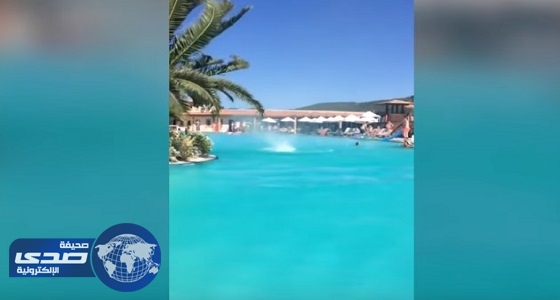 بالفيديو.. زوبعة صغيرة تثير الرعب في مسبح باليونان