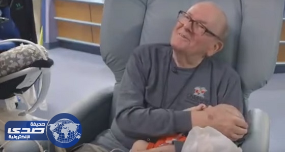 بالفيديو.. عجوز أمريكي يحتضن رضع مستشفى منذ 12 عاماً