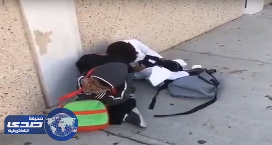 بالفيديو.. تلاميذ ابتدائي ينامون على الرصيف