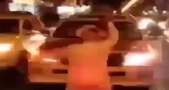 بالفيديو.. مواطن يرقص أمام السيارات فرحا بتوأم بعد 10 سنوات زواج