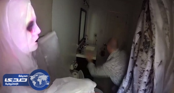 بالفيديو.. إمرأة تنفذ مقلب مرعب في زوجها بالحمام