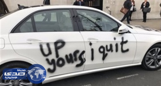 موظف يكتب استقالته على سيارة مديره