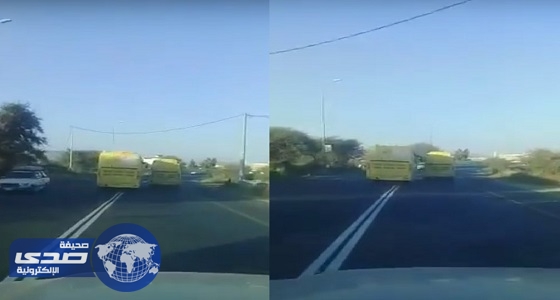 بالفيديو.. قائد حافلة يعرض حياة طالبات للخطر
