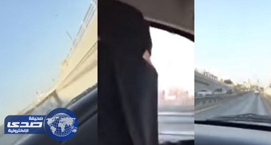 بالفيديو.. امرأة تقود سيارة في طريق سريع لتوصيل طفلتها للمدرسة