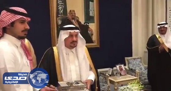 بالفيديو.. أمير الرياض يشكر منقذ محطة الوقود