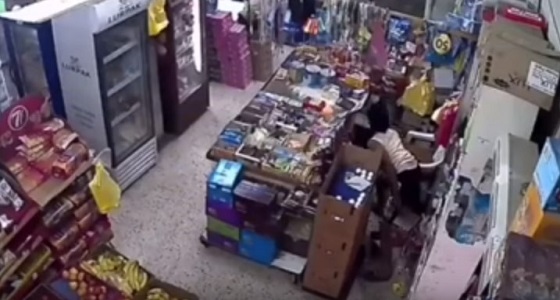 بالفيديو.. 3 لصوص يسرقون صندوق نقود محل &#8221; بقالة &#8221; بالمدينة